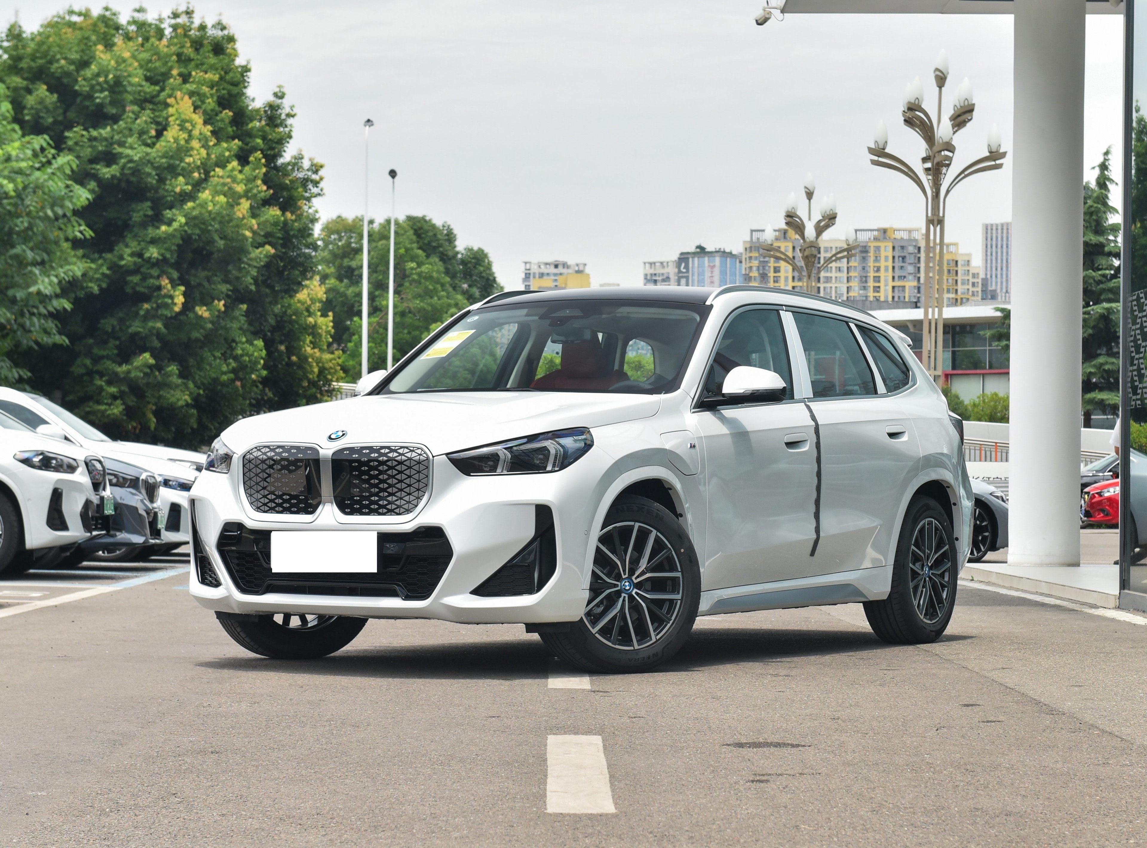 BMW BMW iX1 front view