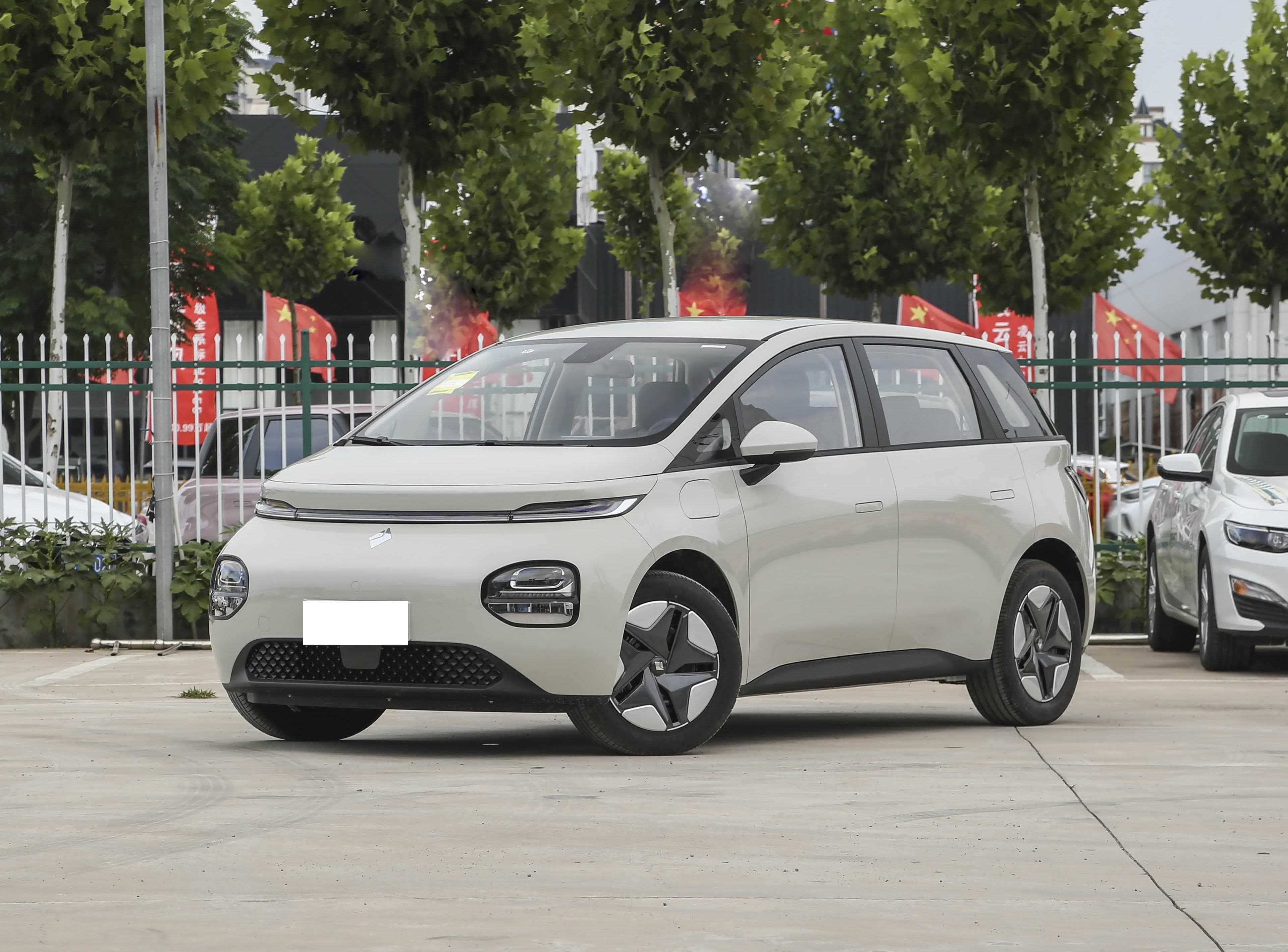 Baojun Baojun Cloud front view