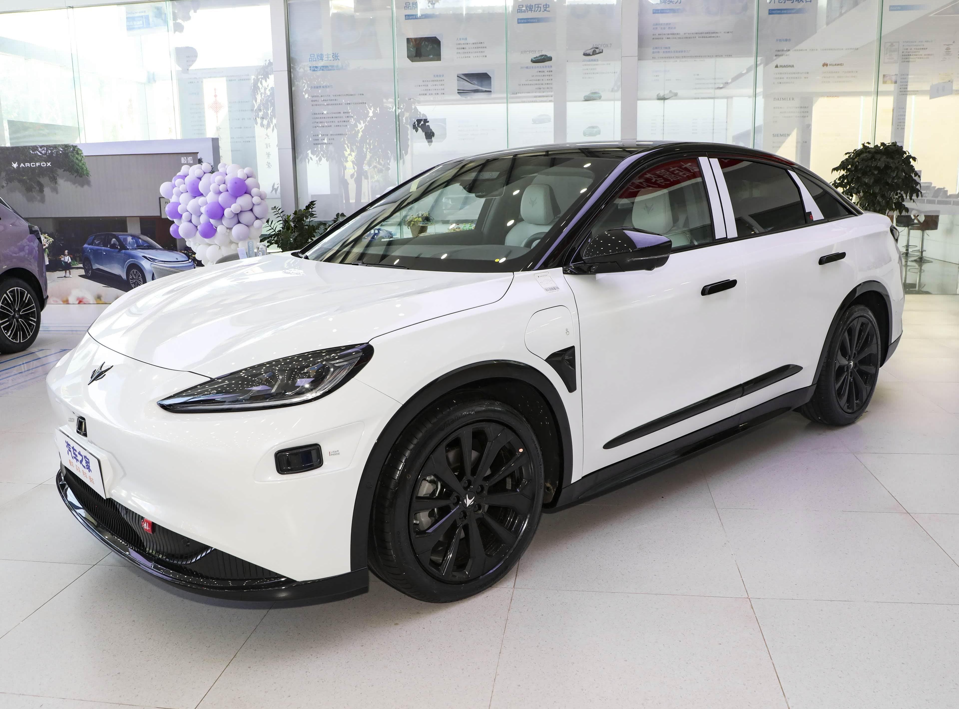 Arcfox Arcfox Alpha S6 front view