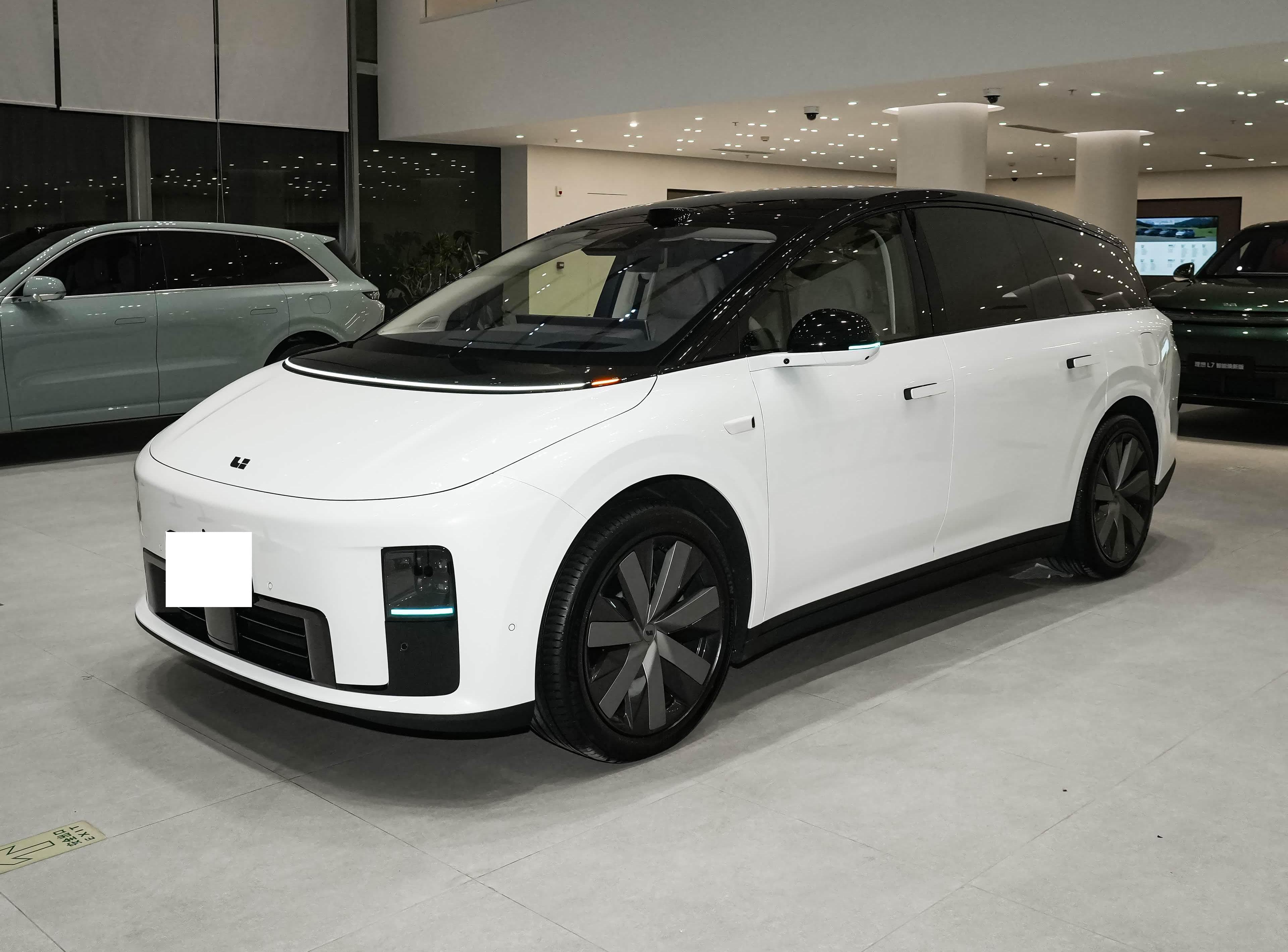 Li Auto i8 front view