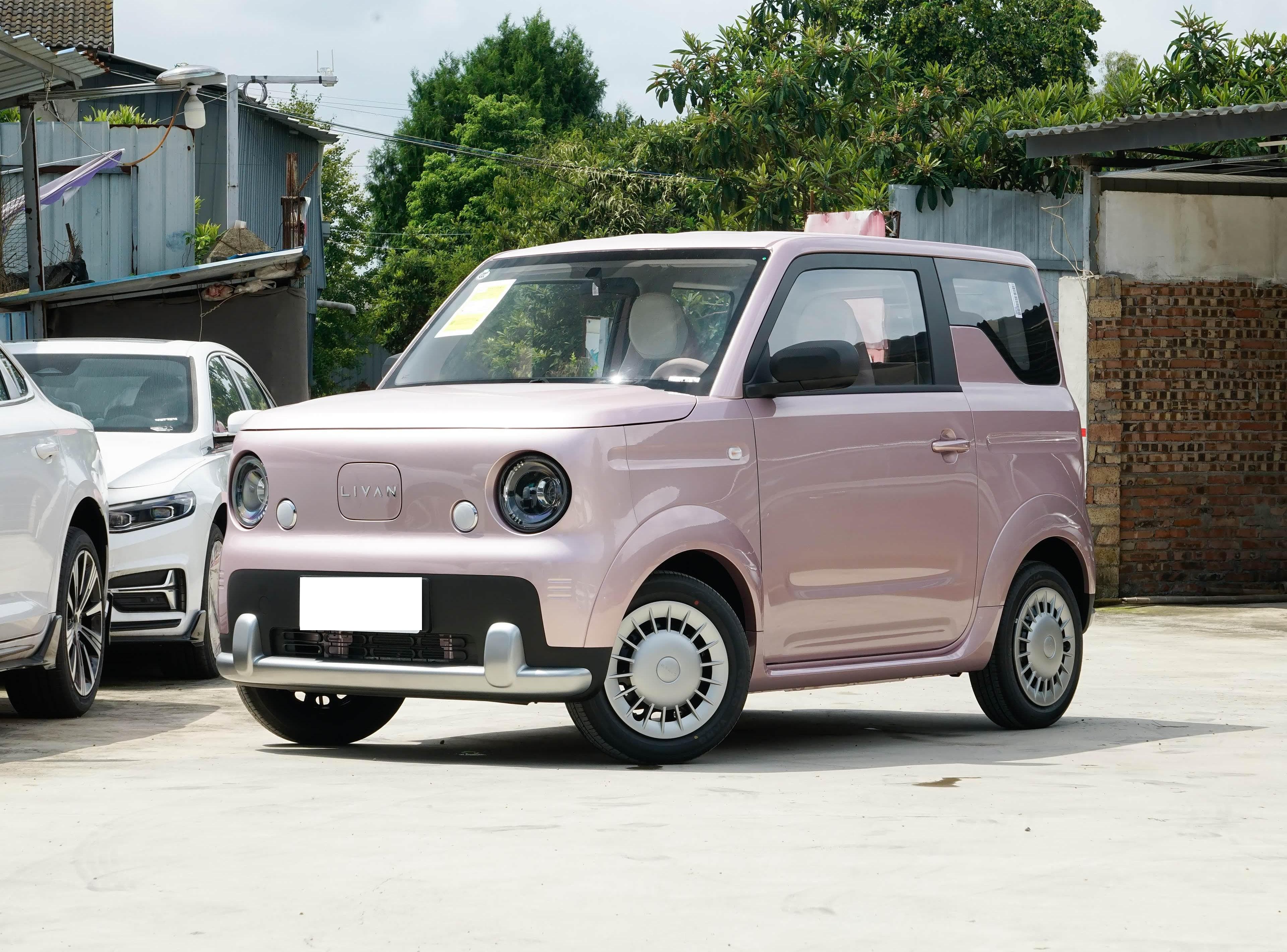 Livan Blue Balloon front view